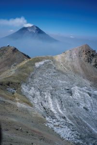 Výstup na Iztaccíhuatl (5230 m), v pozadí Popocatépetl